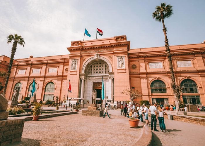 Some tourists from the entrance to the Egyptian Museum
